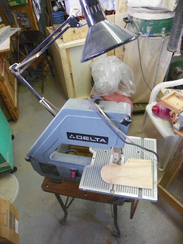 lot 7 image: Delta Saw, with small table and work light
