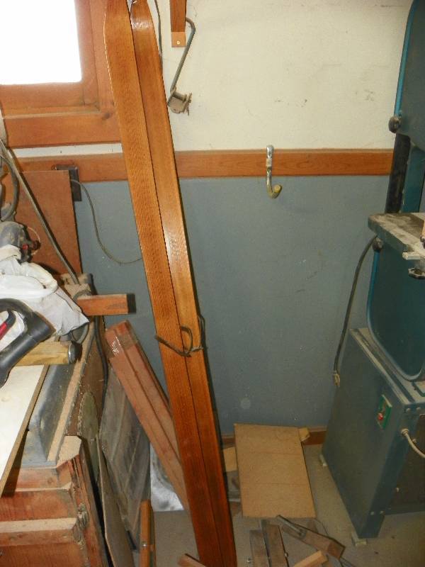lot 16 image: BBQ Grill set, pieces of wood