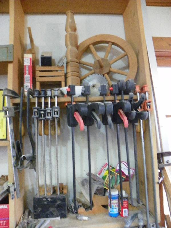 lot 21 image: Clamps and other shelf contents