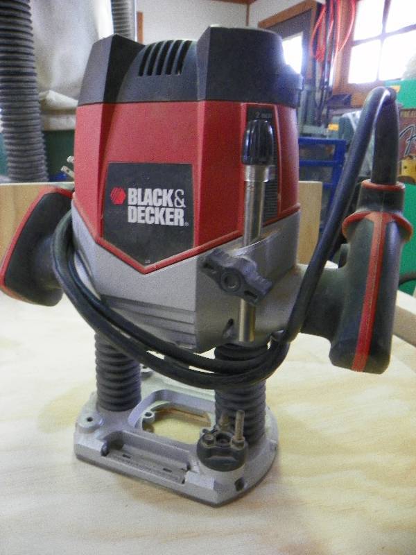 lot 24 image: Black and Decker Router