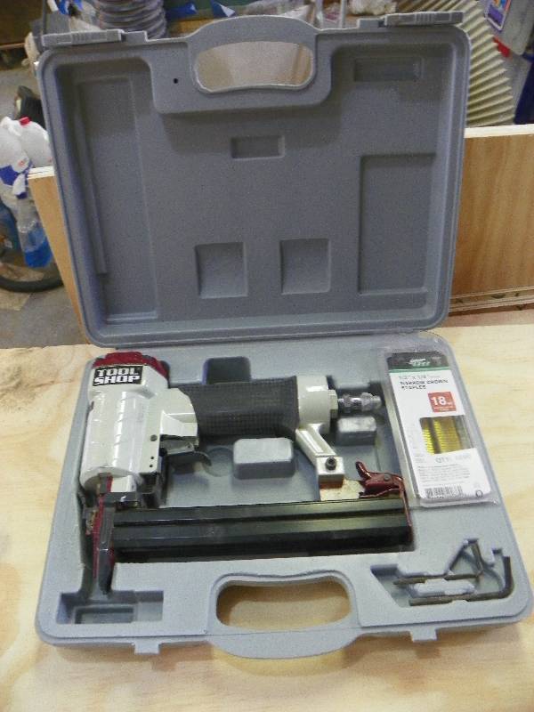 lot 32 image: Tool Shop Pnuematic stapler