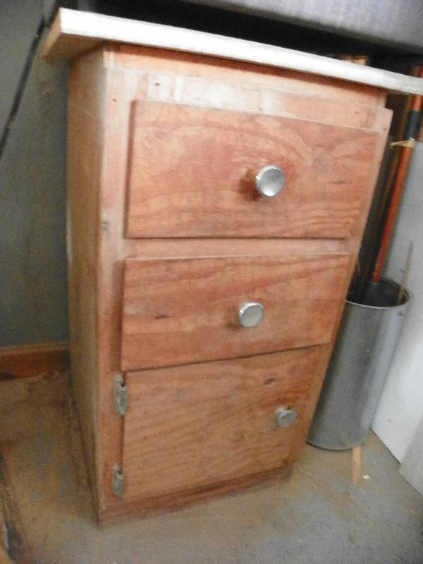 lot 52 image: Small side cabinet, includes contents