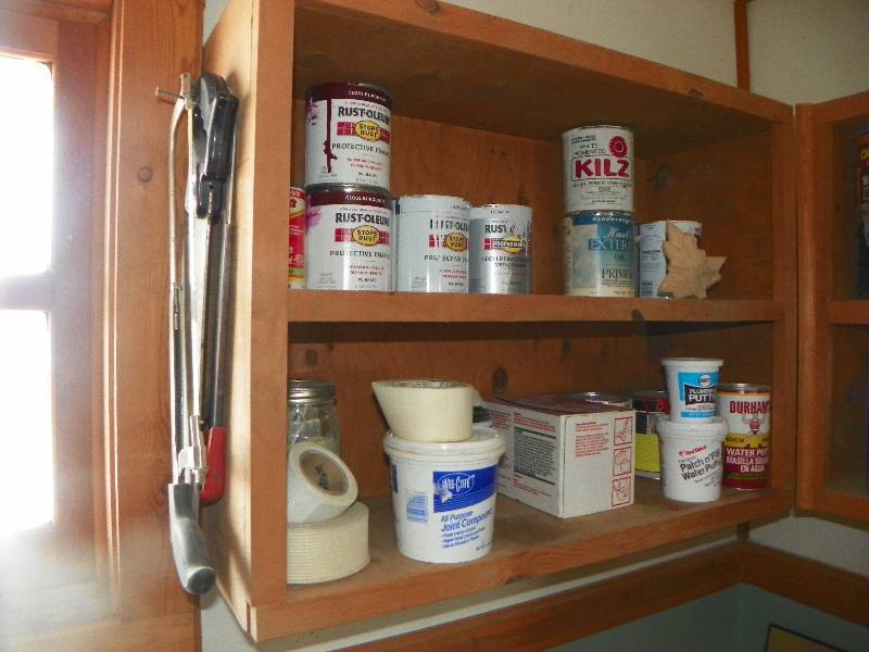 lot 75 image: Contents of shelves and hand saws, paint and putty