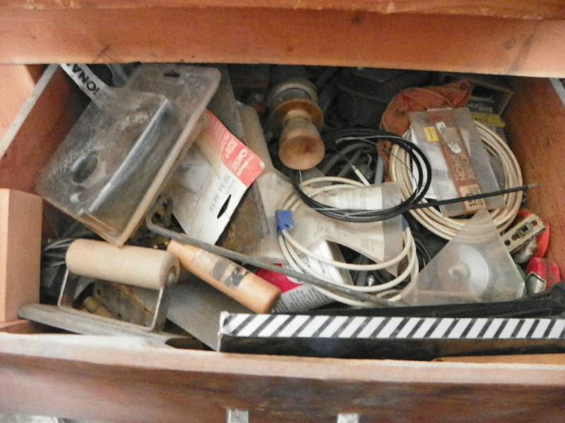 lot 77 image: Contents of drawer, misc items