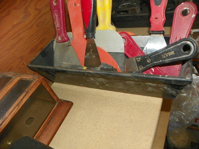 lot 89 image: Bottle Jack, battery charger and light