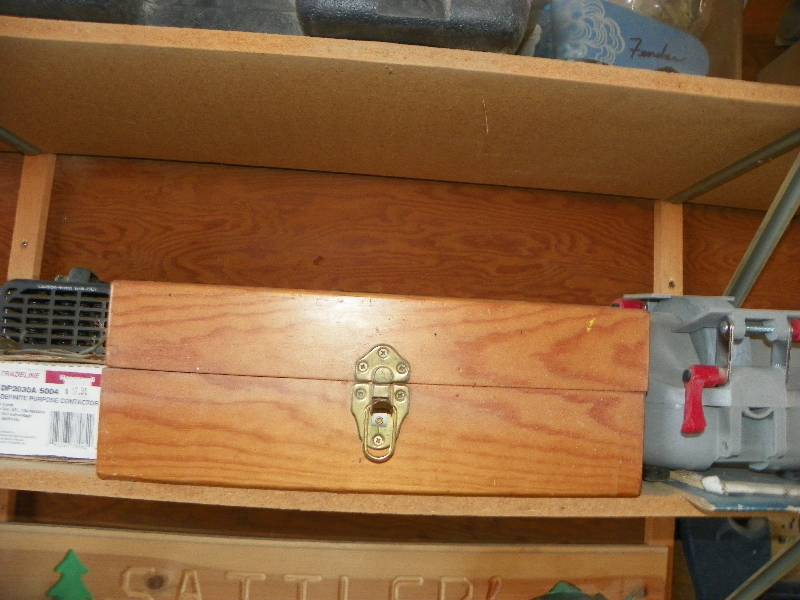 lot 91 image: Wood box with dividers, small heater, wire and Black & Decker Taskforce grinder