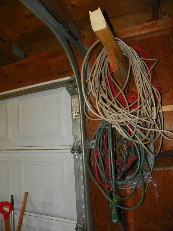 lot 108 image: cable, jumper cables, small fishing rod and electrical cords