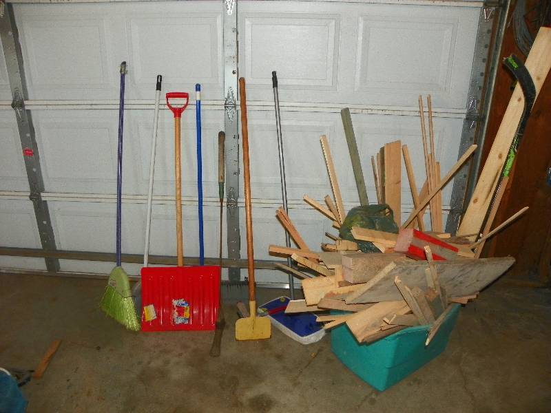 lot 109 image: Shovel, broom, ice chipper, and tote of wood scraps