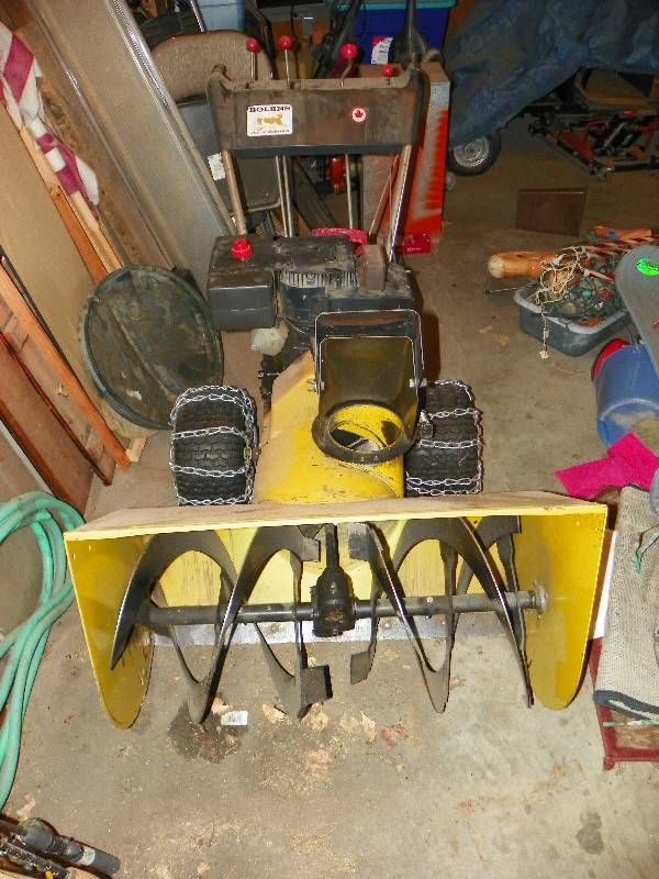 lot 121 image: Gas powered snow blower