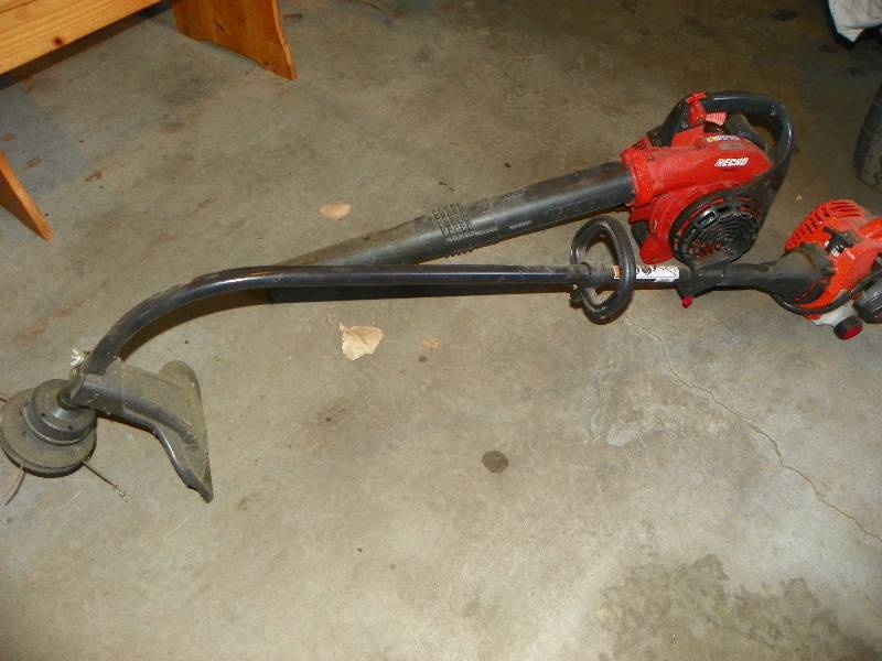 lot 125 image: Echo leave blower and weed wacker
