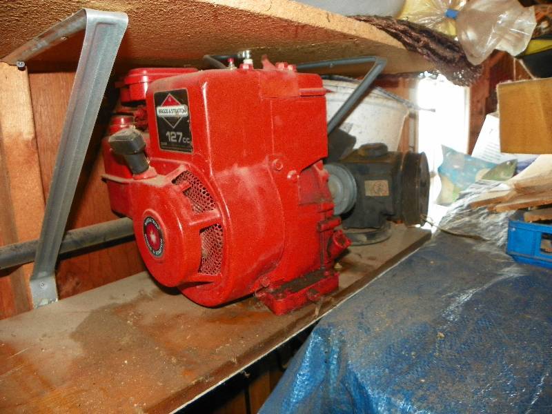 lot 166 image: Brigs & Stratton 127cc engine and pulley