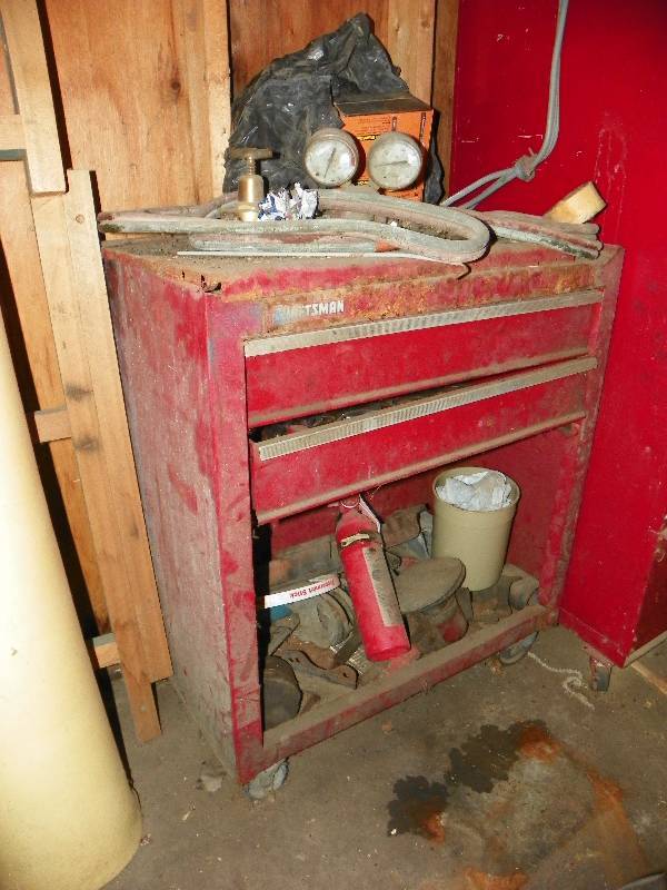 lot 178 image: Red metal tool cart, includes contents