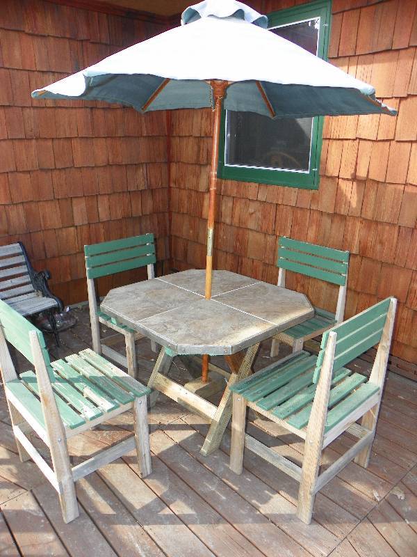 lot 195 image: Patio furniture set, table, chairs and umbrella