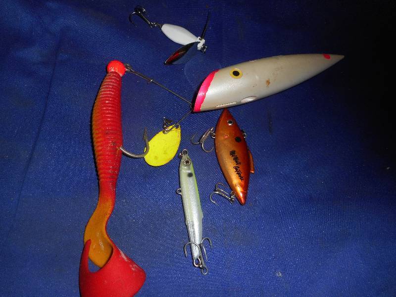 4 FISHING LURES