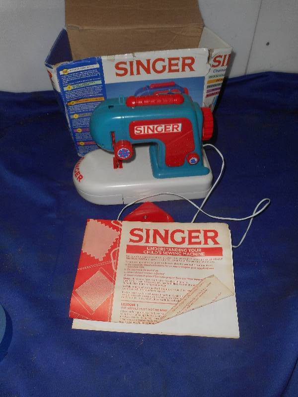 COLLECTIBLE SINGER SEWING MACHINE CHILDS