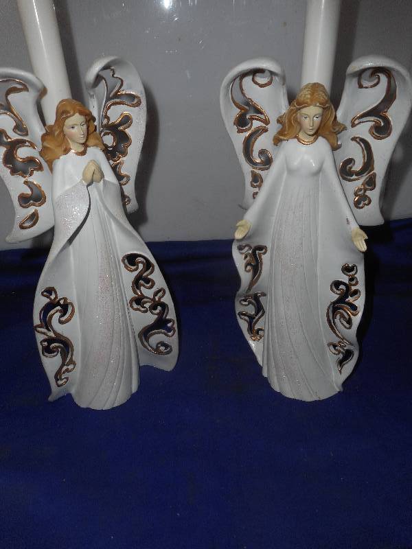 2 COLLECTIBLE LIGHT UP ANGELS