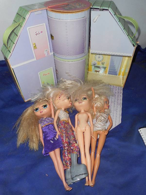4 BRATZ DOLLS AND LOUNGING LOFT