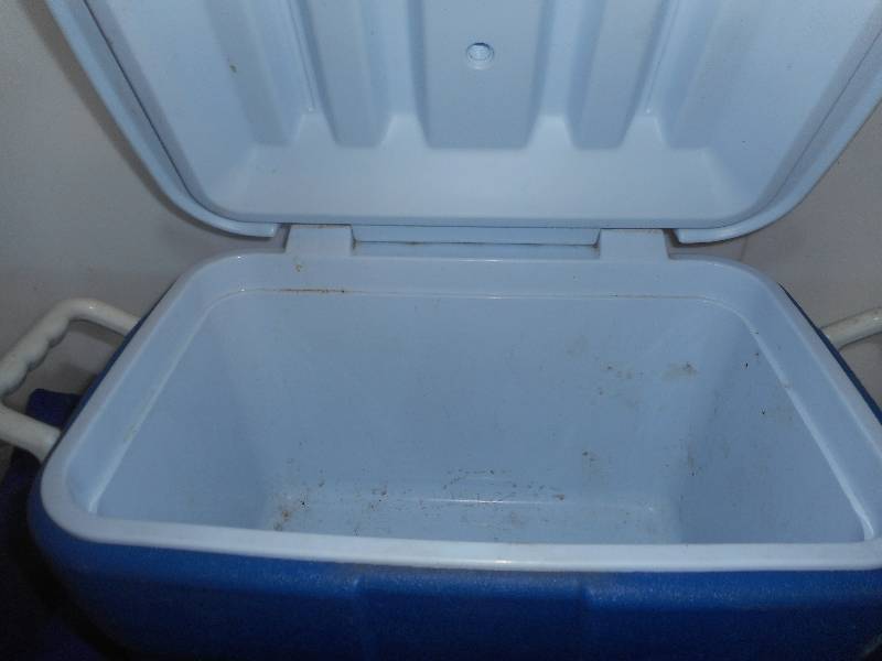 MEDIUM RUBBER MAID COOLER