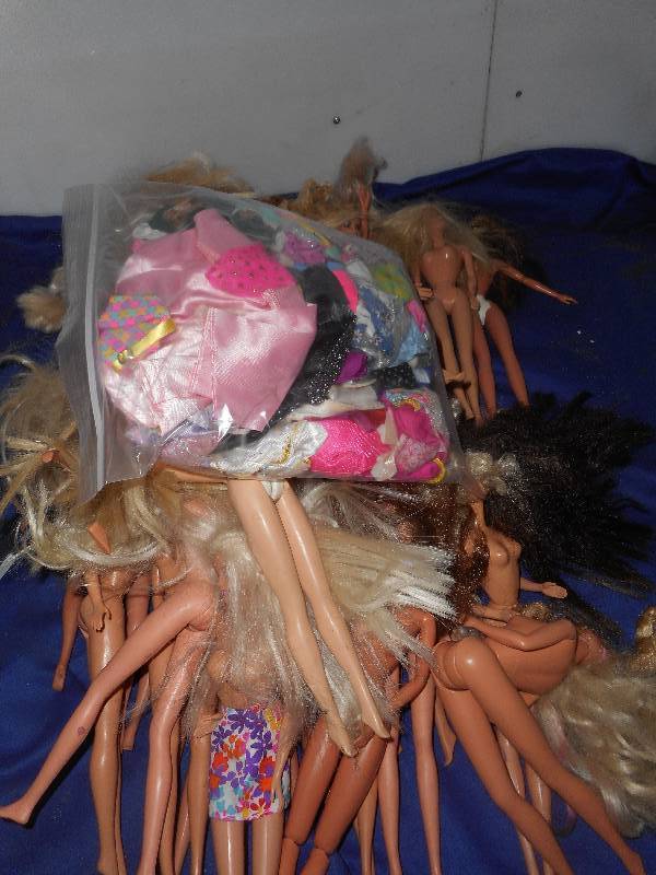 34 BARBIES