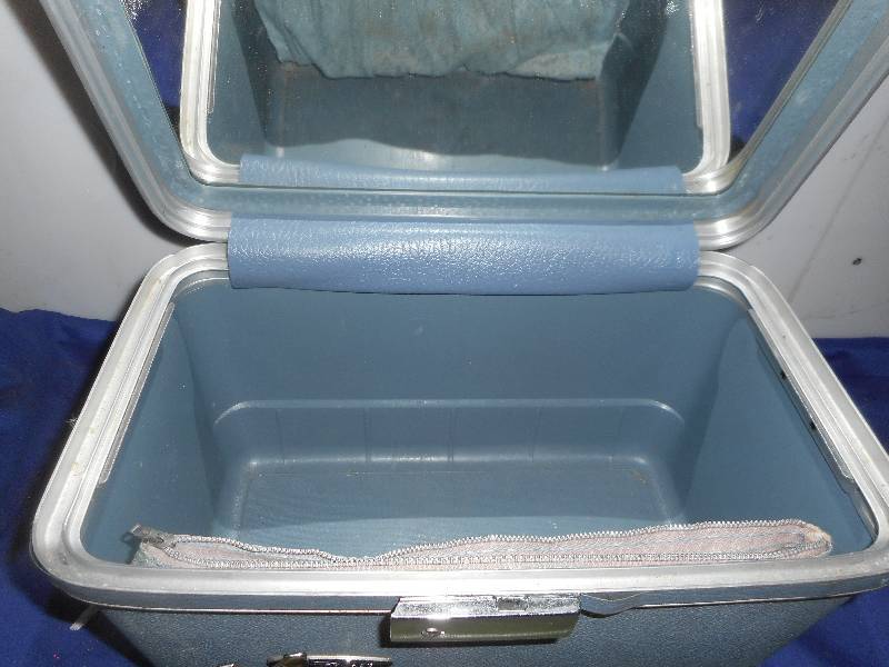 2 VINTAGE SUITE CASES