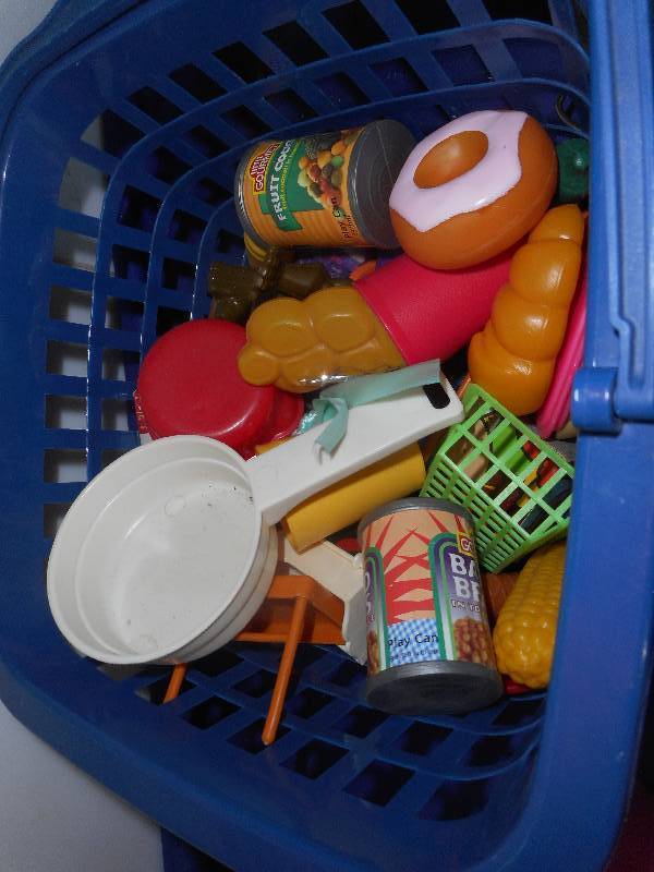 KIDS PLAY DISHES AND GROCERIES