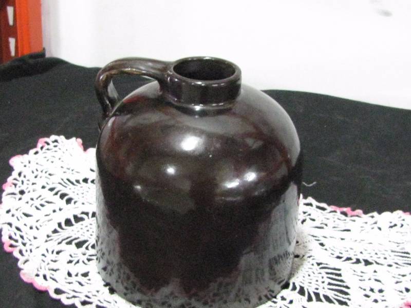 lot 5 image: Red Wing Minnesota Stoneware 1gl Slip Glaze Tomato Jug