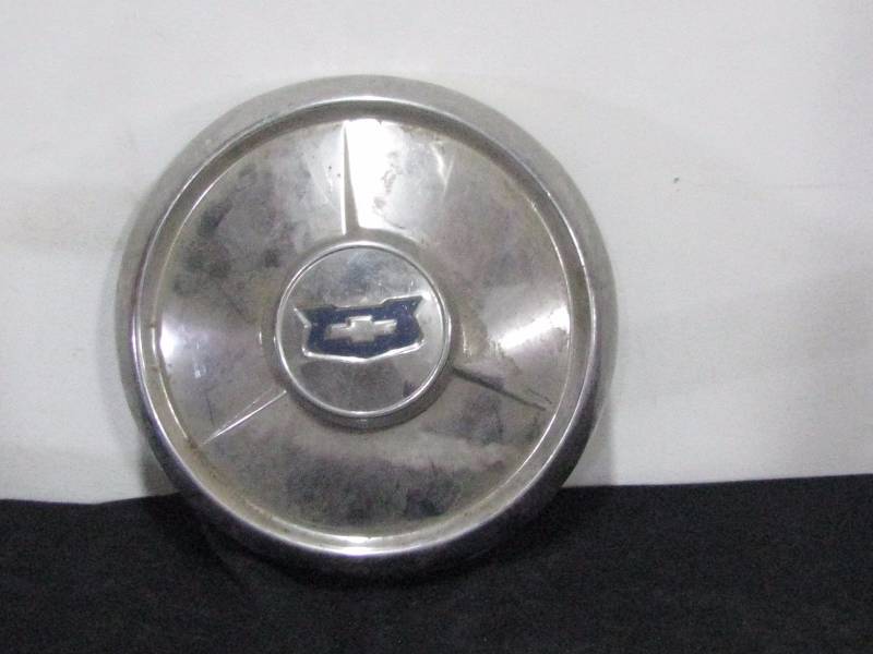 lot 29 image: Chevrolet Hubcap