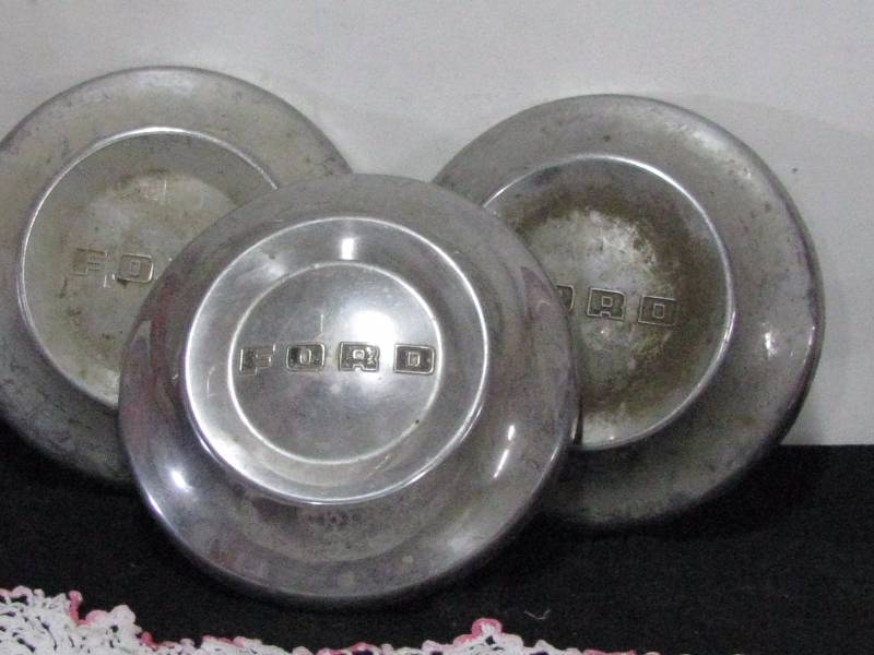 lot 30 image: Ford Hubcaps