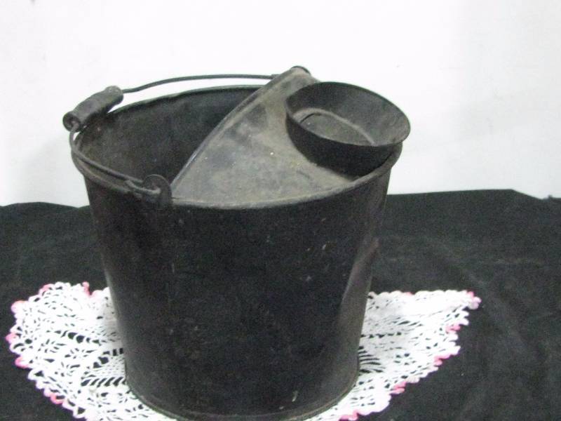 lot 32 image: Old Pail