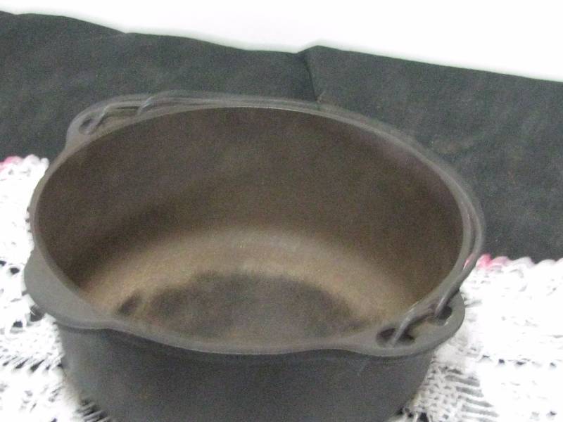 lot 36 image: Griswold Cast iron Dutch Oven