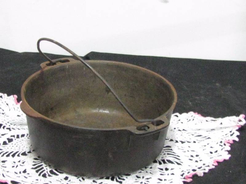 lot 37 image: Cast Iron Dutch Oven
