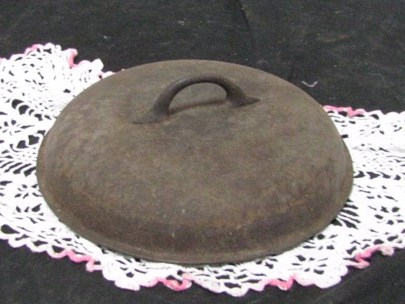 lot 39 image: Cast Iron #8 High Dome Lid