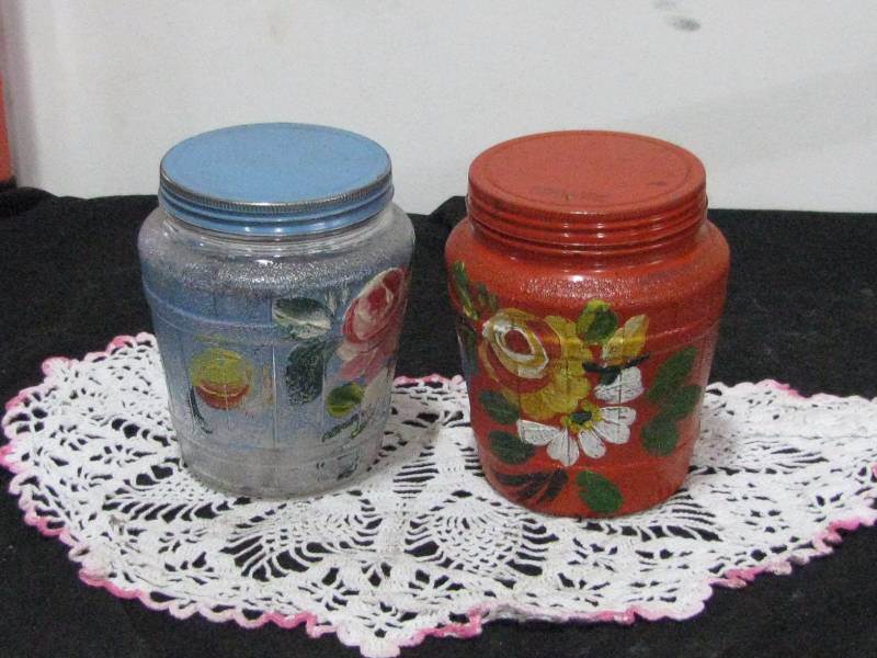 lot 44 image: Vintage Glass Jars wLids