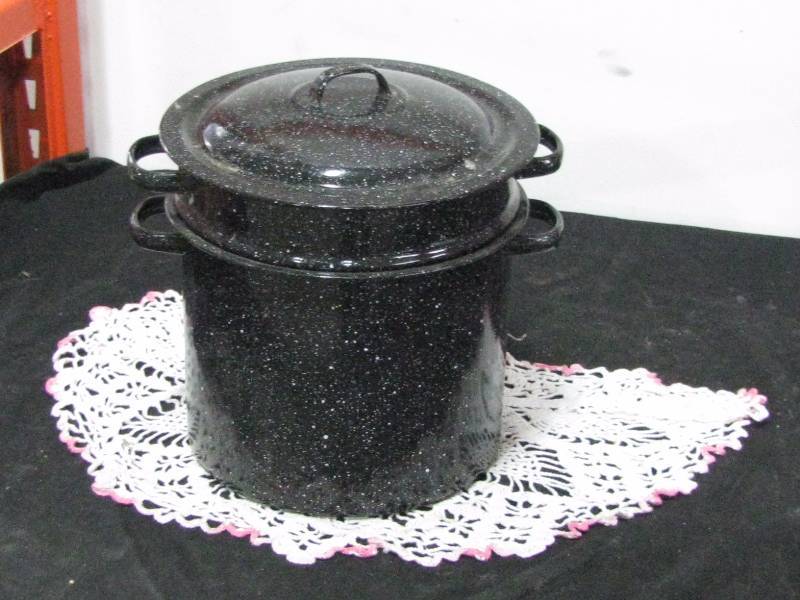lot 46 image: Enamelware