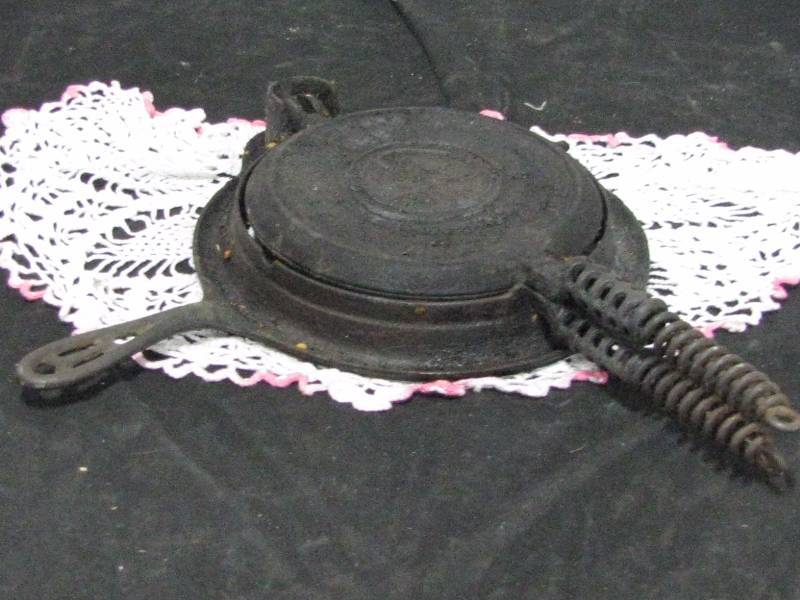 lot 47 image: Griswold Cast Iron Waffle Iron