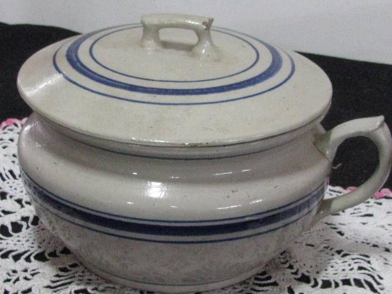 lot 66 image: Red wing Stoneware Blue Band Chamber Pot wLid