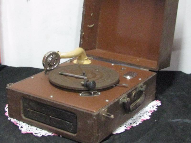 lot 72 image: Antique Crank Phonograph