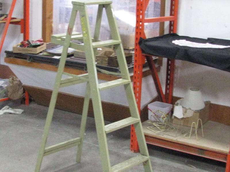 lot 74 image: Wood 5 Step Latter