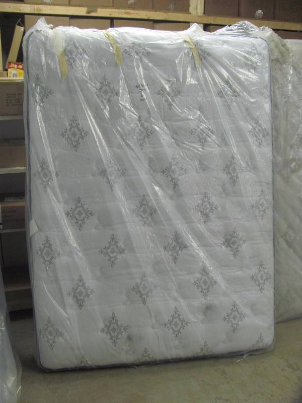 lot 4 image: Brand New Serta Perfect Sleeper Morning Light Plush Queen Mattress