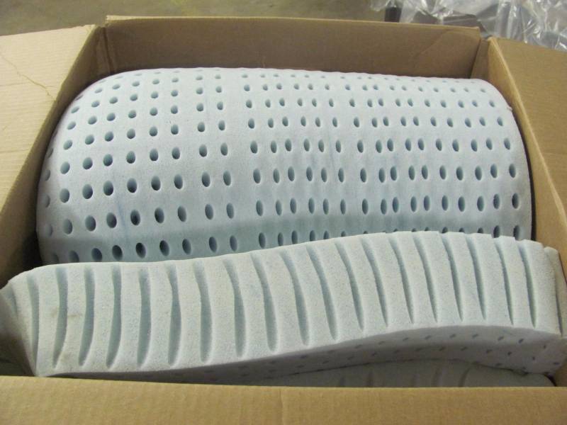 lot 34 image: McLeland Design 4 Gel Memory Foam Full Mattress Topper