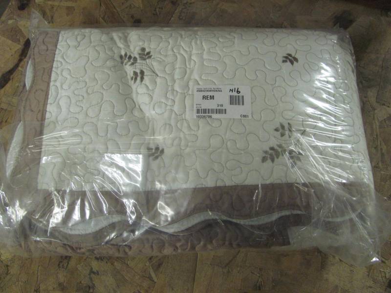 lot 43 image: Portsmouth Home Peyton 3 Piece King Size Quilt Set