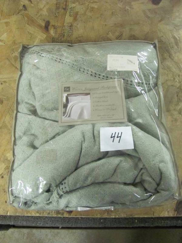lot 44 image: Brand New LaMont Home Woven Jacquard King Size Bedspread