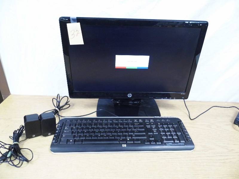 lot 32 image: 20 Monitor w Keyboard & Speakers