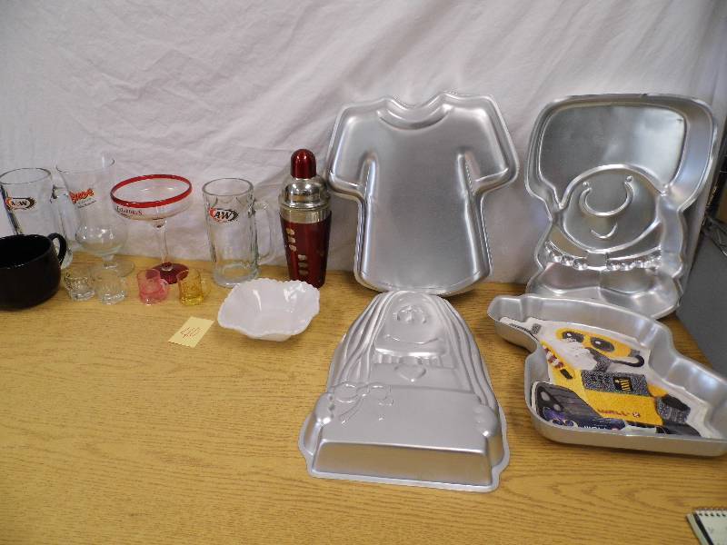 lot 40 image: Glassware w Cake Pans