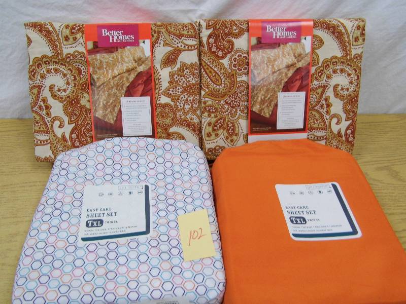 lot 102 image: 4 New Twin Sheet Sets