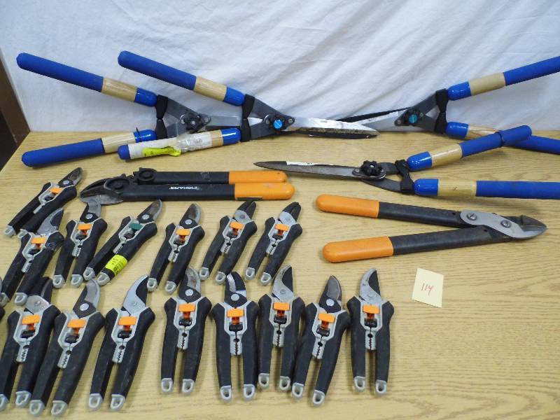 lot 114 image: Store Return Fiskar Trimmers