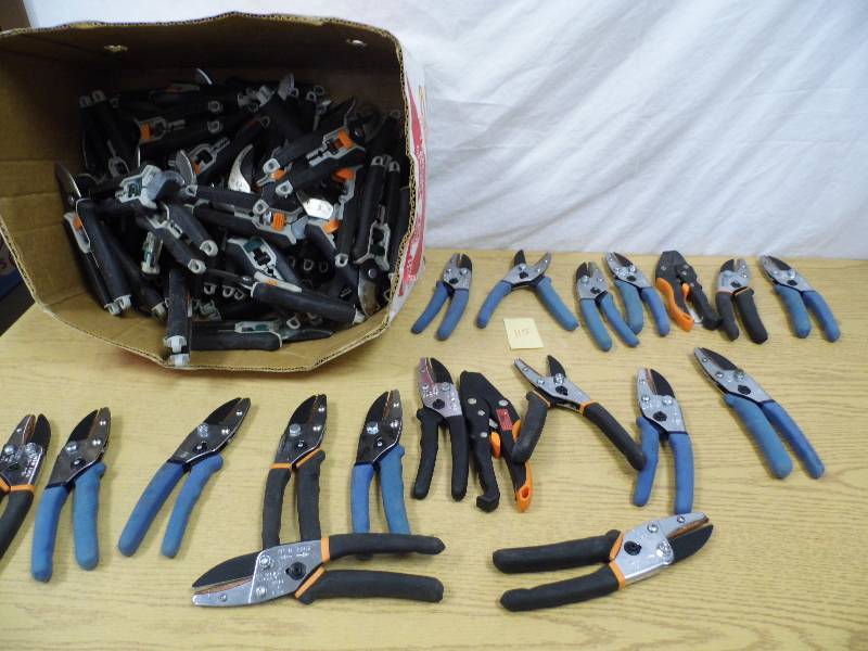 lot 115 image: Store Return Fiskar Clippers
