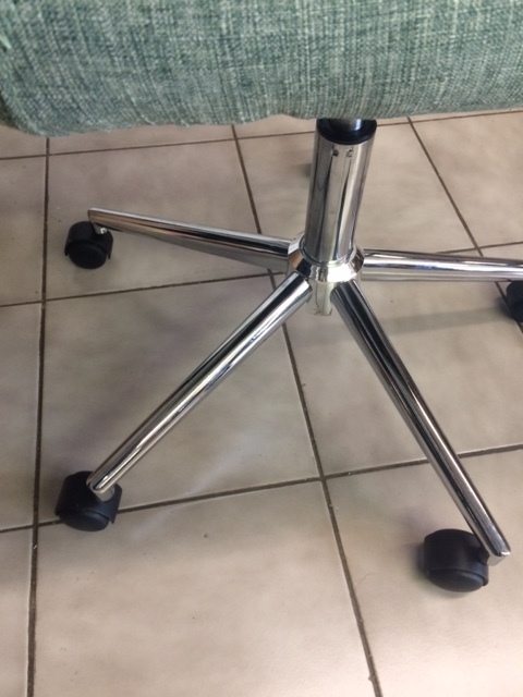 lot 7 image: Green Fabric Rolling Swivel Office Chair with Polished Chrome Legs