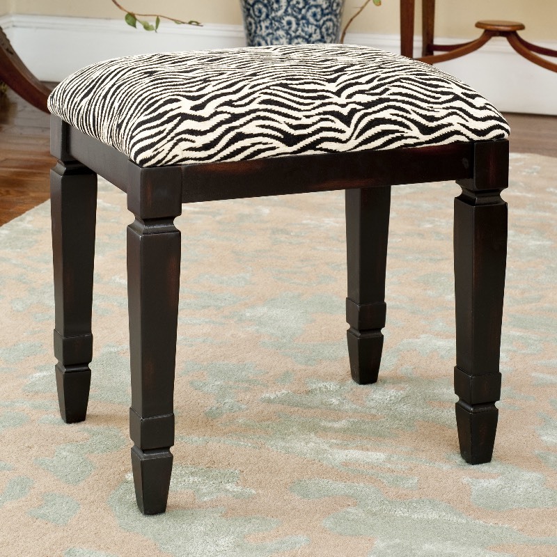lot 10 image: Gertie Wooden Bench