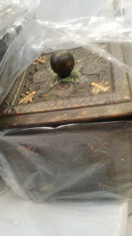 lot 106 image: Metal Decor 2pc